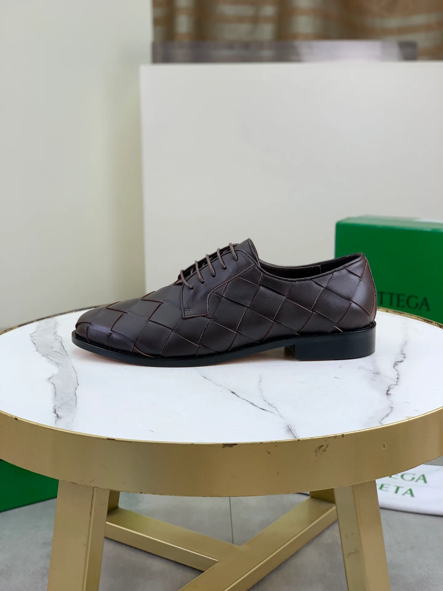 Factory price P860💰Top quality (genuine leather outsole series)💎💎💎 BOTTEGA VENETA official website synchronizes the latest model, top version of the highest version of BV business leather shoes in the market, accept material comparison, shoe type comparison, process comparison, practical and textured, versatile and suitable for any occasion, the more you look at it, the more flavorful it becomes. Pure hand-woven craftsmanship - upper material, imported original hand-woven calfskin - high-quality water-dyed cowhide inside - original private model customized handmade leather outsole -Size: female 35-39 (34 40 customized) male 39-44 (38 45 customized) Comes with original BV green box, complete packaging.